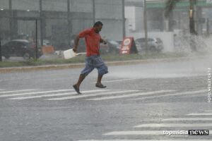 Tempestade atinge centro e sul de Campo Grande e qualquer coisa vira abrigo contra chuva