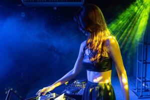 DJ denuncia 'playboys' por assédio sexual em boate de Campo Grande