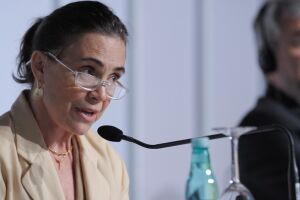 “Vambora", diz Regina Duarte, fazendo suspense sobre entrar para o governo