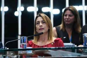 'Caroneira', senadora critica fundão autorizado por Jair Bolsonaro
