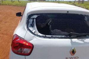 Dois veículos ficam destruídos em área de confronto em Dourados