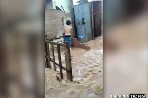 VÍDEO: chuva transforma rua em rio no Mario Covas