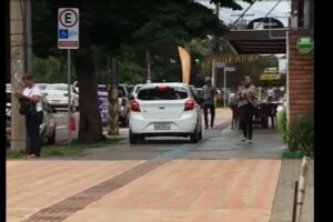 VÍDEO: motorista folgado toma conta da calçada na Afonso Pena