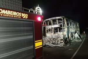 Ônibus é destruído pelo fogo na rodovia BR-262