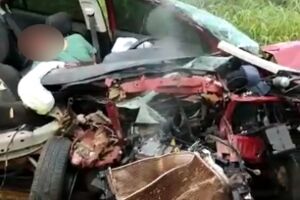 Cantor morre após bater carro de frente com carreta em Cuiabá