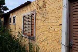 Fantasmas? Nada! Gente viva e sem educação faz casa abandonada virar tormento no Aero Rancho