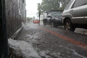 Chuva forte atinge região central, mas não espanta calor em Campo Grande