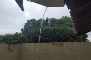Folia na chuva: chove forte em Campo Grande