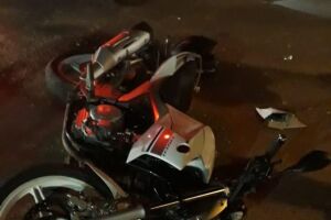 Motociclista fica ferido em acidente com carro e motorista foge sem prestar socorro