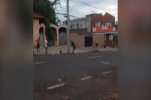 VÍDEO: jovem é baleado durante pancadaria em conveniência na Orla Morena