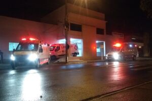 Jovem espanca padrasto com barras de ferro para defender a mãe