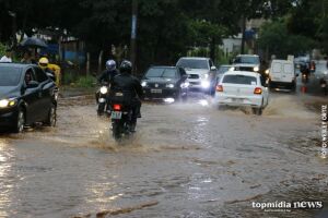 VÍDEO: chuva causa alagamentos e arrasta carros em Campo Grande