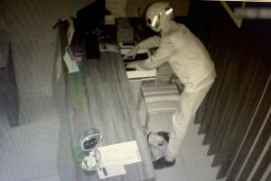 VÍDEO: em 1 minuto, dupla leva R$ 8 mil em joias e semijoias em Três Lagoas