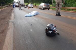 Mulher bate moto em caminhão boiadeiro e morre em Campo Grande
