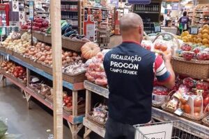Procon Campo Grande retira 26  kg de produtos impróprios e autua supermercado no Sóter