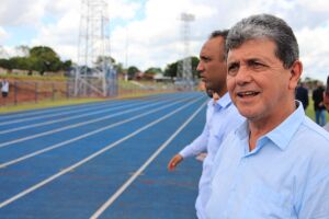 João Rocha se emociona em entrega de pista Internacional de Atletismo