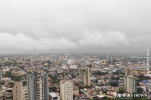 Calor dá trégua e chove forte em Campo Grande