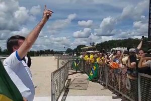 Bolsonaro ignora Coronavírus, participa de manifestação sem máscara e faz elogio