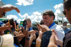 Bolsonaro visita comércios e cumprimenta populares
