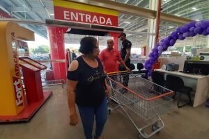 Campo-grandense faz fila antes das 7h para comprar alimentos e lota mercados