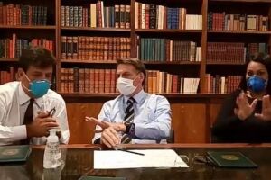 Bolsonaro faz live de máscara ao lado do ministro Mandetta