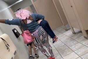 Mãe bota filho mal-educado para fazer flexões em banheiro de shopping