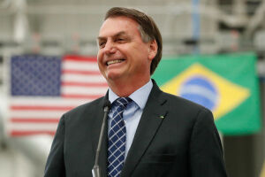 Após cair nos braços do povo, Bolsonaro faz novo exame para Covid-19
