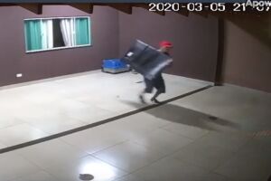 VIDEO: ladrões de eletrônicos furtam casa e saem sossegados com TV nas costas