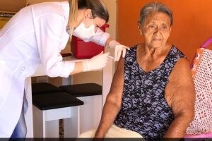 Idosos acamados e com dificuldade de locomoção são vacinados em casa em Campo Grande
