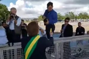 VÍDEO: Bolsonaro coloca humorista para distribuir bananas a jornalista