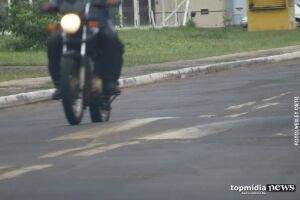 Bandido Trapalhão: assaltante rouba celular e foge empurrando moto