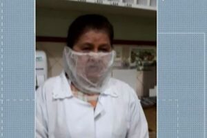 Funcionários usam touca como máscara para tratar pacientes com Coronavírus
