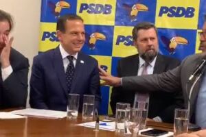 Não é hora: Rodrigo Maia arquiva pedidos de impeachment contra Bolsonaro