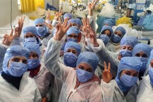 Trabalhadores se isolam em fábrica para produzir 50 mil máscaras por dia durante pandemia