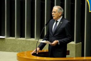 Deputado defende Bolsonaro: 'não adianta manter direitos sem ter condições de pagá-los'