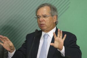Paulo Guedes não descarta reduzir salários de servidor público