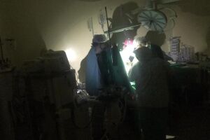 Gambá invade gerador de energia de hospital e cirurgia é feita com ajuda de lanternas de celulares