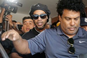 Ronaldinho e irmão se livram da cadeia e já podem voltar para casa