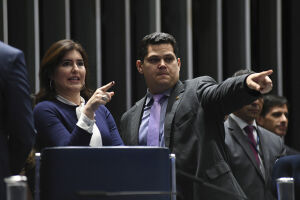 Alcolumbre e outros parlamentares chamam pronunciamento de Bolsonaro de 'irresponsável'