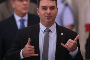 Investigação aponta que ‘rachadinha’ de Flávio Bolsonaro financiou prédios ilegais da milícia