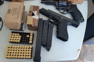 PRF apreende 980 kg de maconha, três armas de fogo, munições e medicamento