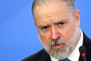 Procurador-geral pede abertura de inquérito para apurar ato antidemocrático com presença de Bolsonaro