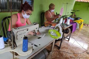 Fazendo a diferença: família produz máscaras de pano para distribuir em Campo Grande