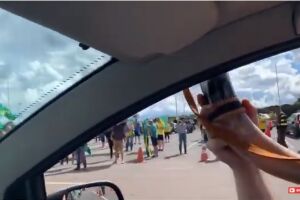 Repórter e ativista do PT toca berrante em ato pró-Bolsonaro e é agredido (vídeo)