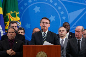 Bolsonaro chama Moro de mentiroso e nega troca de superintendente