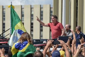Bolsonaro provoca aglomeração no DF e dá recado à Maia: 'acabou a patifaria'