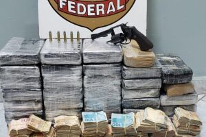 PF apreende cocaína, arma e 114 mil reais em Corumbá