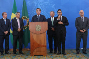 Bolsonaro diz que está 'acelerando' para começar a pagar R$ 600 na próxima semana