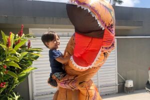 Médico se fantasia de dinossauro para abraçar o filho