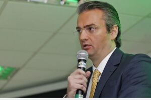 Bolsonaro desiste de Ramagem e nomeia delegado Rolando de Souza para comando da PF